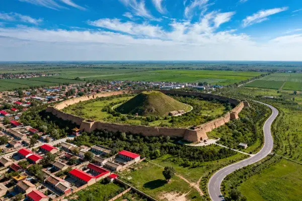 古代城垣遗址与中央土丘景观