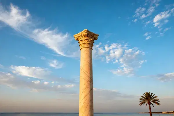 古典科林斯圆柱海边遗迹场景