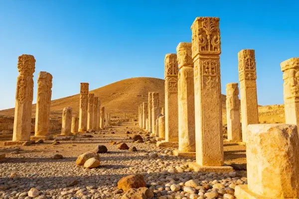 古代雕刻石柱遗址场景特写