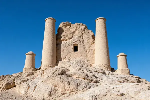 古代石柱庙宇遗迹场景