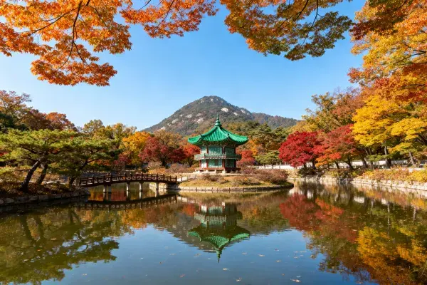 山水之间的韩式凉亭秋景