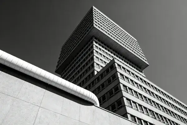 现代主义高层建筑近景
