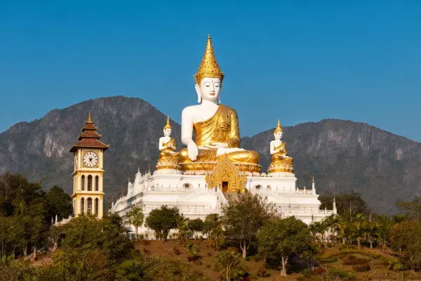 金身大佛坐落山地寺庙