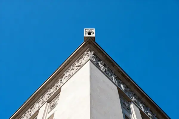 阳光下艺术装饰风格建筑转角细节