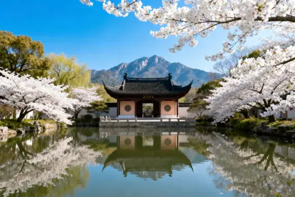山水间的中式牌坊与樱花景观
