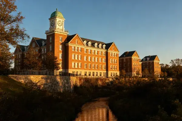 历史红砖钟楼建筑群晨景
