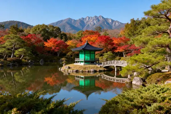 日本传统园林凉亭与山水秋景