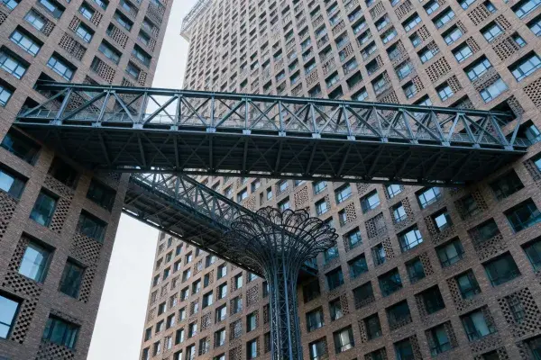 现代钢结构连接建筑与艺术雕塑场景