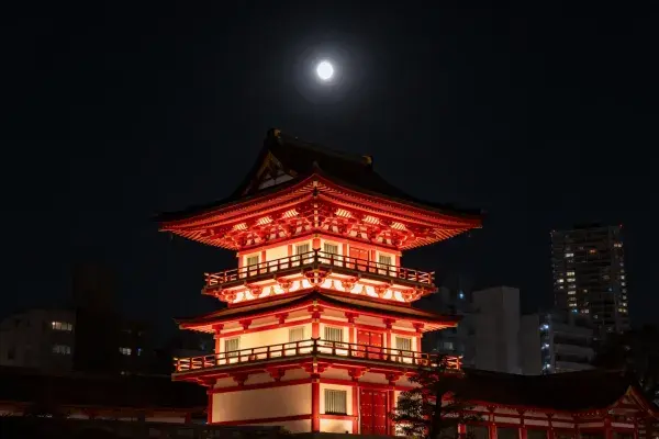 夜晚灯光下的传统宝塔建筑场景