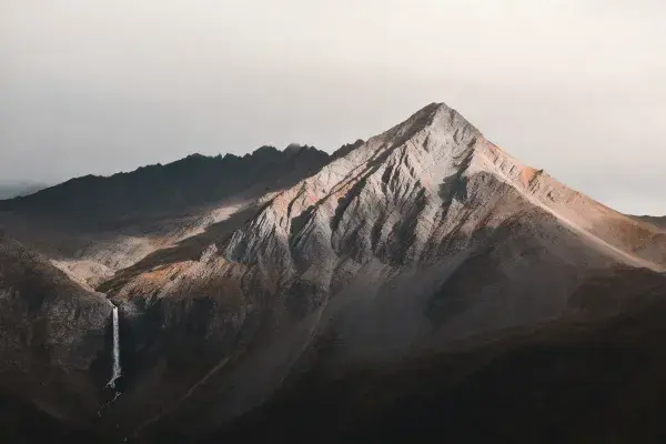 阴天下的陡峭山地景观