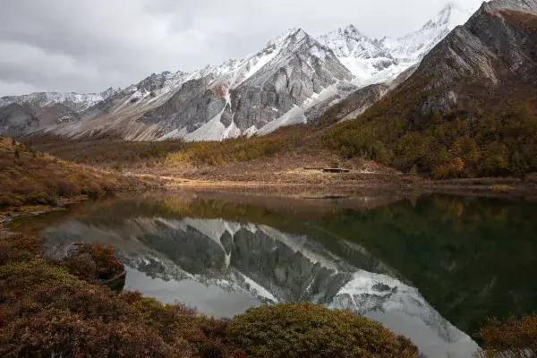 雨天高山湖泊风光场景