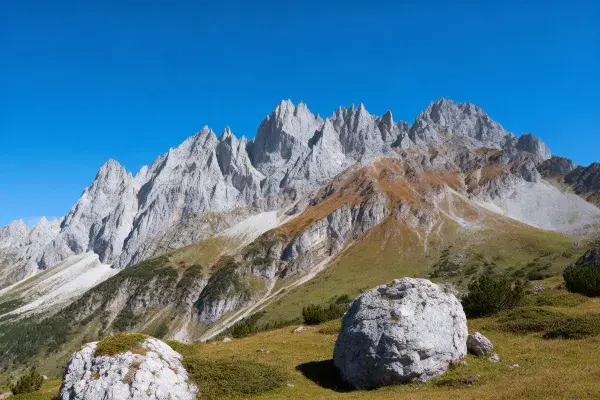阿尔卑斯风格高山岩峰风光