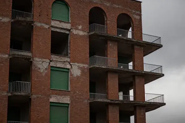 废弃红砖多层建筑阴天景象