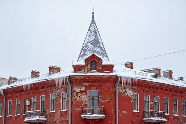 红砖历史建筑带积雪尖顶场景
