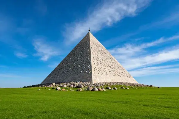 绿野中的石制金字塔纪念碑场景