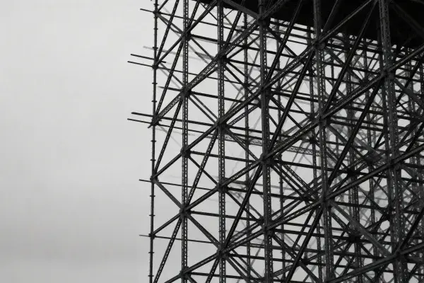 灰暗天空下的钢结构框架
