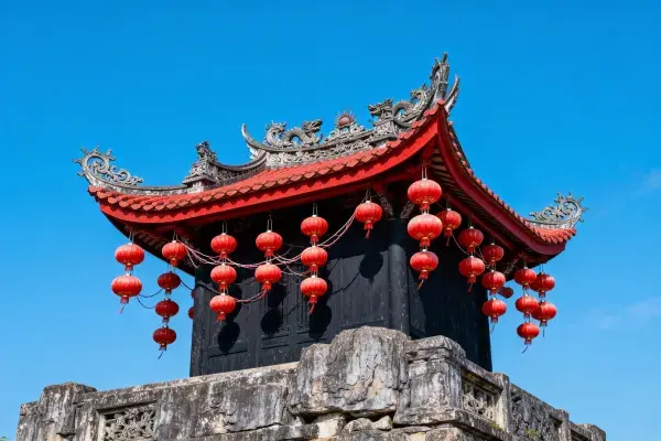 龙纹红檐古塔灯笼细节