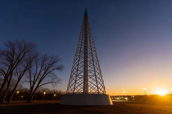 夕阳下的现代锥形纪念碑场景