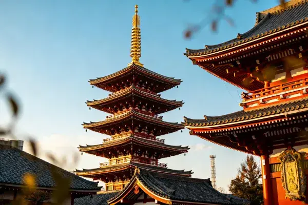 古寺五重塔晨光下的传统建筑群
