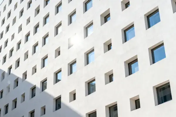 现代极简主义建筑立面特写场景