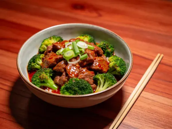 青灰碗盛牛肉西兰花盖饭