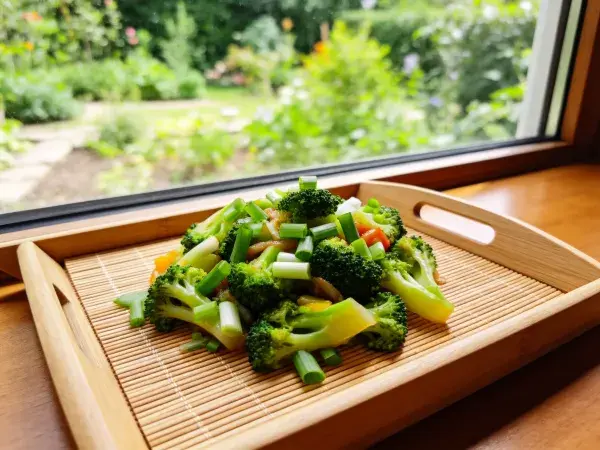 西兰花炒葱花在窗边托盘上的呈现