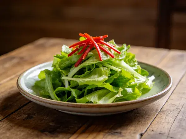 木桌上陶瓷盘里的凉拌生菜