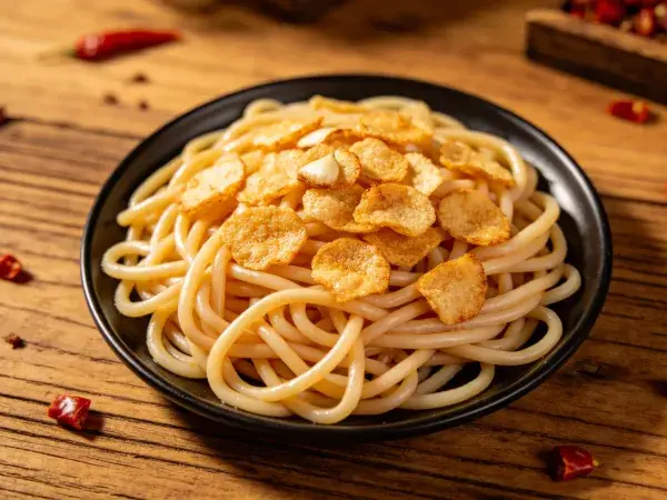 木桌上的炸酱拌面配酥脆配料