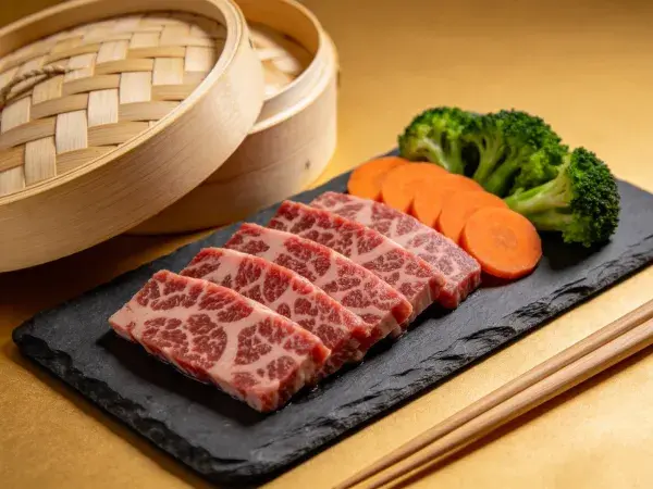 雪花牛肉与时蔬摆盘展示