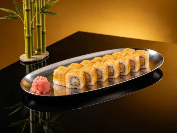 银盘上金黄炸卷寿司的呈现