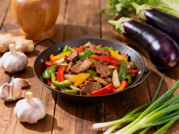 木质桌面上的牛肉彩椒炒制
