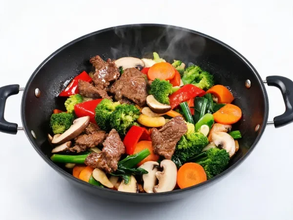 铸铁锅中的牛肉时蔬小炒场景