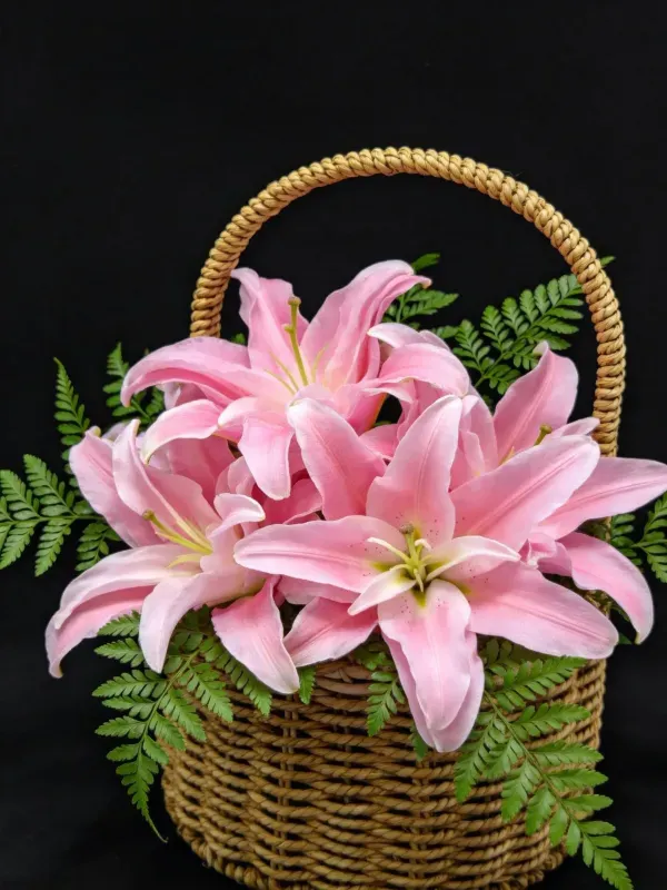 粉色东方百合编织篮花卉布置场景