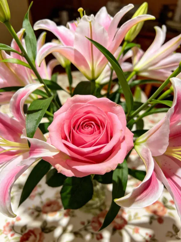 玫瑰与百合的花卉摆设