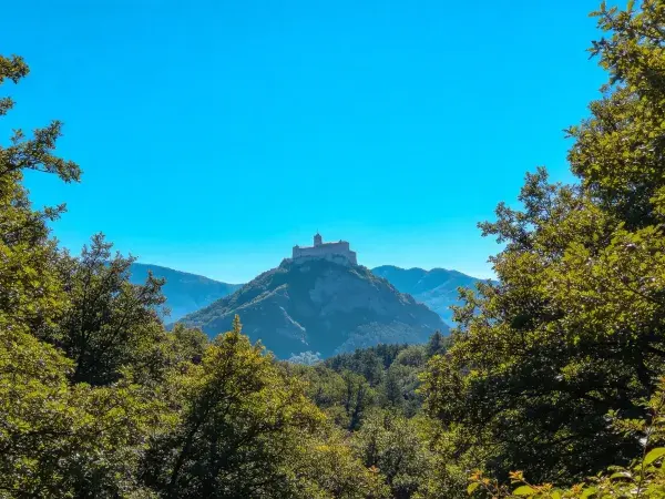 山林间山顶的古堡景观