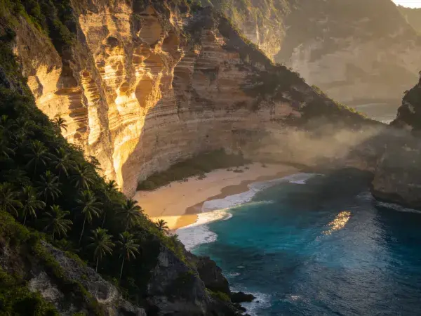 海湾悬崖地貌特写场景