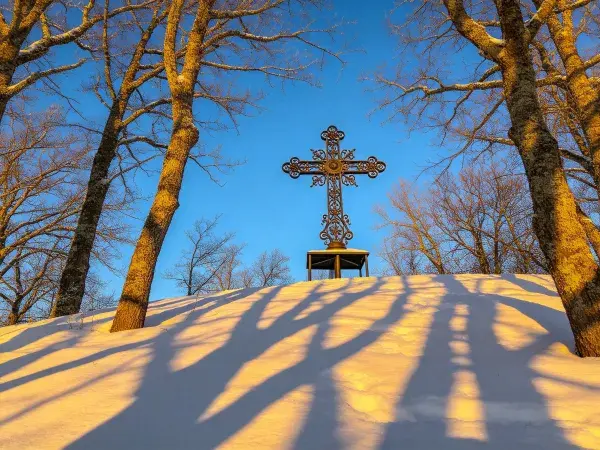 铁艺十字架冬日雪地场景
