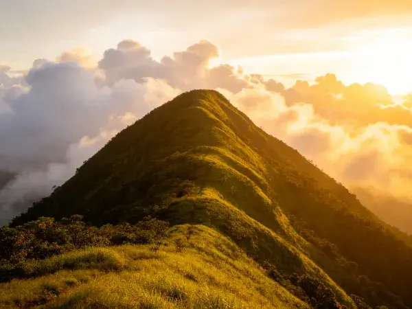 阳光映照的高山脊云景