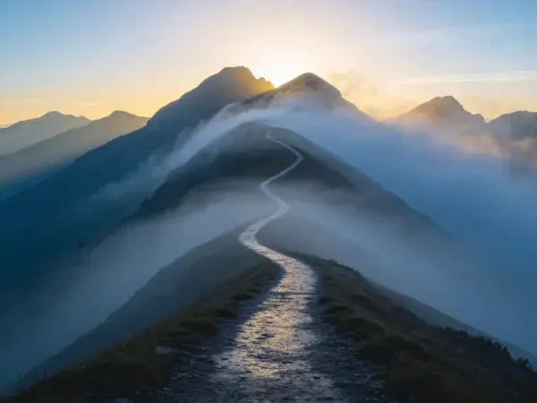 阴雾覆盖的山地脊梁步道景观