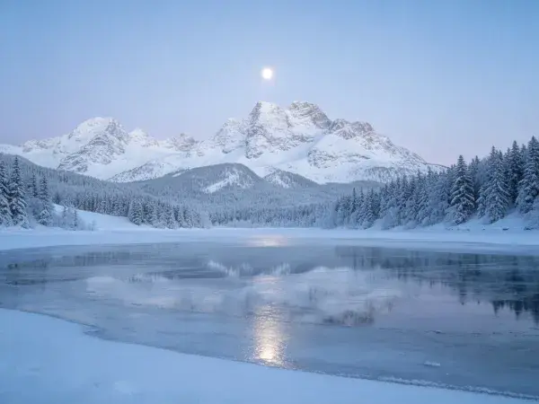 雪夜月光下的雪山湖景