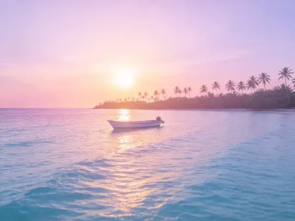 阳光下的热带海岸小船场景