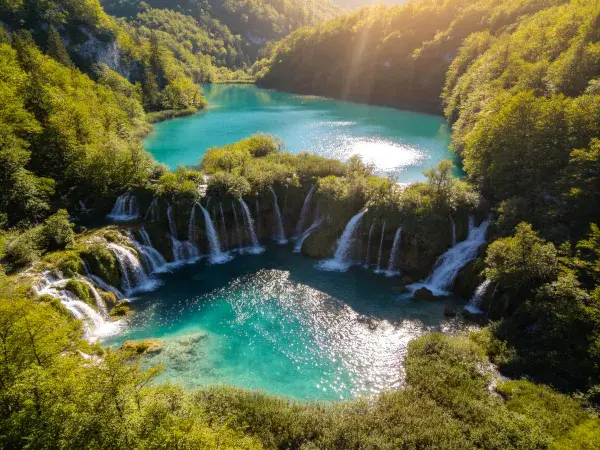露天瀑布群与碧湖水景