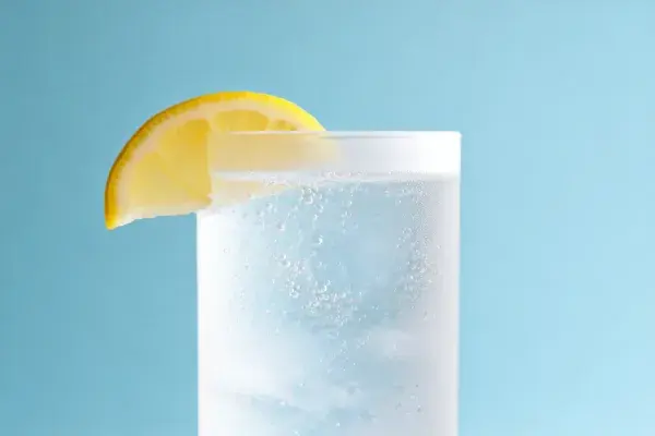 气泡水盛于透明玻璃杯中