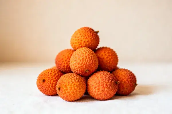 荔枝堆叠在白色平面上的景象