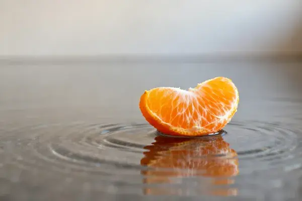 水面橘子片的涟漪景象