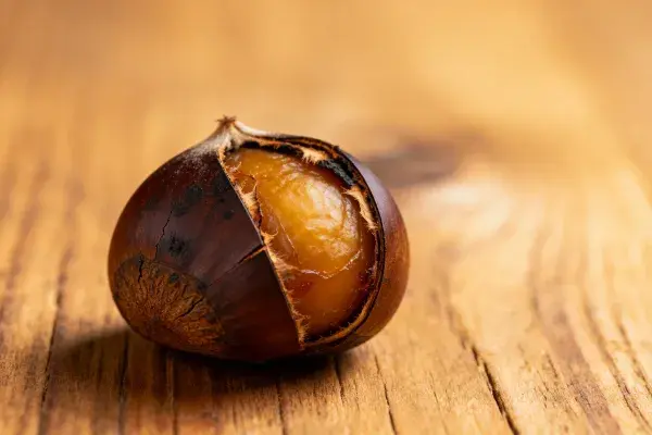 烤制后的板栗置于木质桌面