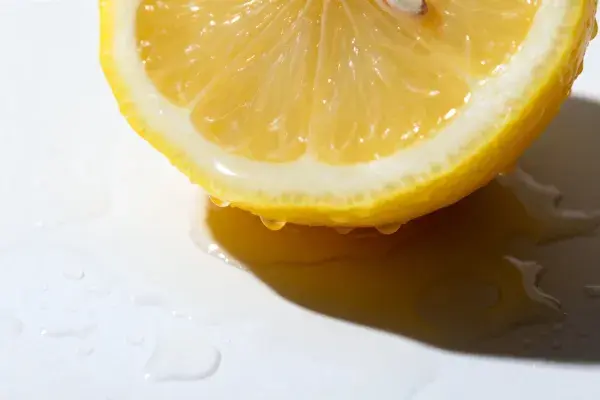 柠檬切片置于白色平面上的特写