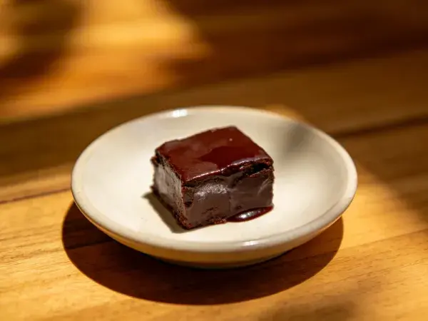 暖木桌上的精致巧克力布朗尼甜点