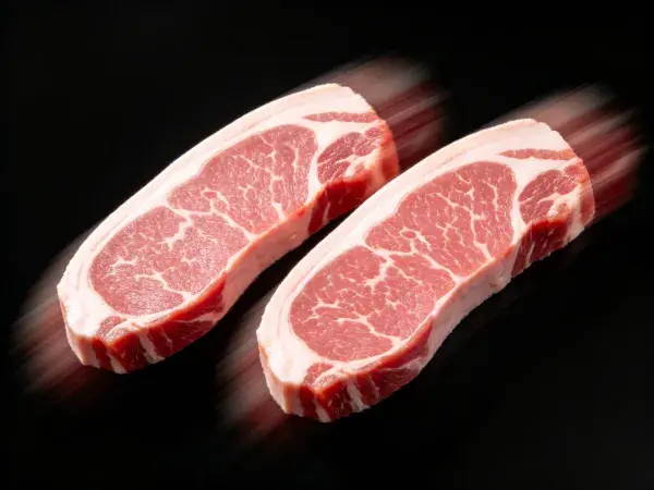 黑色背景下展示的猪肉排