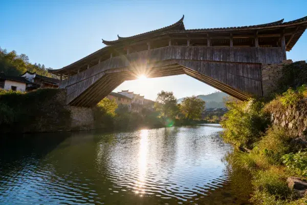 阳光穿过徽派廊桥的景象